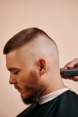 포토 JPG 해외이미지 헤어스타일 응시 남자 수염 한명 앉기 상반신 성인 옆모습 눈감음 장비 미용사 이발 이발소 바리깡 성인남자한명만 해외202309 해외포토 직업 1 시선 뷰포인트 모션 사람 뷰티샵 남자한명만 성인남자만 파일형식