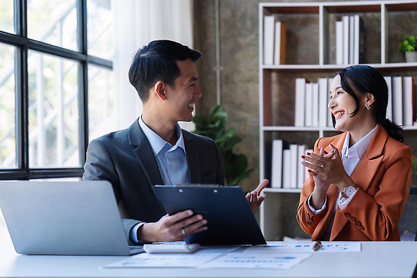 포토 JPG 해외이미지 직업 손 컨셉 회사 비즈니스 성공 그래프 사람 두명 금융 경제 노트북 컴퓨터 사무실 펜 업무 작업 비즈니스맨 비즈니스우먼 그룹 계산 계획 대표 종업원 책상 분석 동료 보고서 경영자 문서 투자 회계 경영 계좌 마케팅 세금 예산 프로젝트 회계사 해외202309 해외포토 여자 남자 가구 관계 신체부위 전자제품 필기구 직장인 리더 파일형식