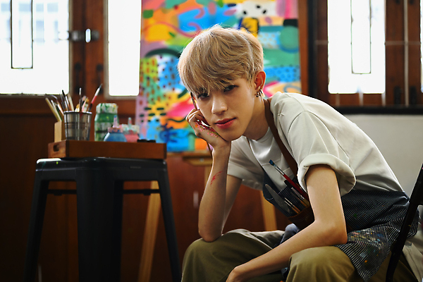 포토 JPG 해외이미지 응시 남자 미술 한명 앉기 동양인 상반신 성인 턱괴기 그리기 그림 성인남자한명만 해외202309 해외포토 1 시선 모션 문화예술 사람 인종 남자한명만 성인남자만 파일형식