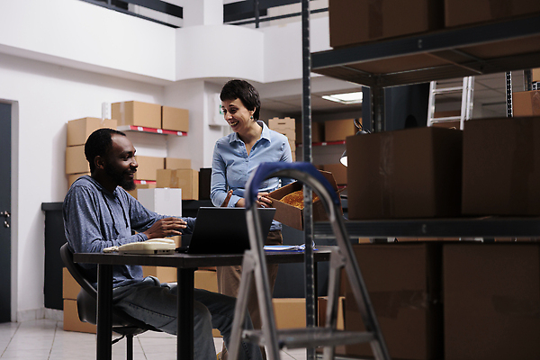 포토 JPG 해외이미지 백인 여자 남자 흑인 의자 사다리 노동자 실내 앉기 상반신 성인 두명 앞모습 옆모습 노트북 상자 작업 물류창고 성인만 해외202309 해외포토 서양인 직업 뷰포인트 가구 모션 사람 내부 전자제품 도구 창고 파일형식