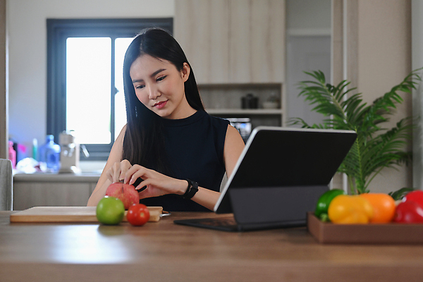 포토 JPG 해외이미지 여자 피망 파프리카 한명 동양인 상반신 성인 태블릿 주방 사과 자르기 식칼 풋사과 건강식 나무도마 성인여자한명만 식단관리 해외202309 해외포토 1 음식 채소 과일 모션 주방용품 도마 사람 인종 목재 전자제품 스마트기기 여자한명만 성인여자만 파일형식