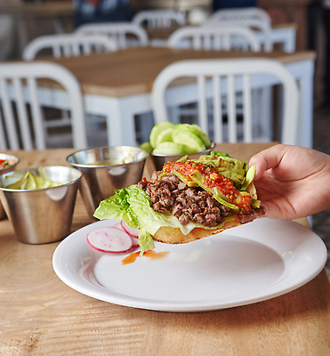 포토 JPG 해외이미지 접시 문화 음식 토마토 탁자 육류 옥수수 사람없음 목재 빨간색 초록색 목사 레몬 과카몰리 해외202309 해외포토 나무 식기 컬러 가구 채소 과일 식재료 재료 곡류 소스_음식 성직자 파일형식