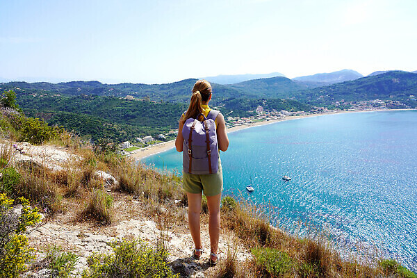 포토 JPG 해외이미지 응시 여자 행복 선 바다 여행 배낭 자연 하늘 성공 산 건강 파노라마 한명 사람 풍경 파란색 햇빛 뷰티 여행객 평화 트래킹 기쁨 하이킹 자유 관찰 정상 명상 백패커 절정 하이커 자극 해외202309 해외포토 1 시선 감정 컬러 컨셉 가방 모션 레저 촬영기법 태양 생태계 파일형식