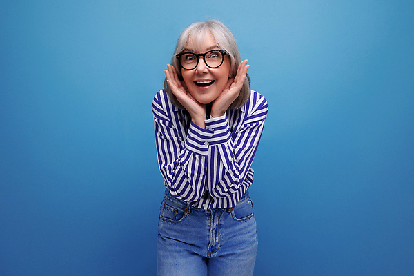 포토 JPG 해외이미지 백인 라이프스타일 여자 노년 행복 할머니 백그라운드 스트레스 실내 한명 서기 사람 뷰티 유행 표현 우아함 시원함 무서움 고립 옛날 카피스페이스 해외202309 해외포토 서양인 1 감정 컨셉 모션 성인 내부 생활 공백 파일형식