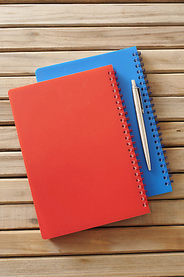 포토 JPG 해외이미지 교육 학교 탁자 문구용품 나선형 사람없음 목재 빨간색 파란색 사무실 펜 볼펜 공책 해외202309 해외포토 나무 컬러 가구 무늬 비즈니스 재료 필기구 오브젝트 파일형식