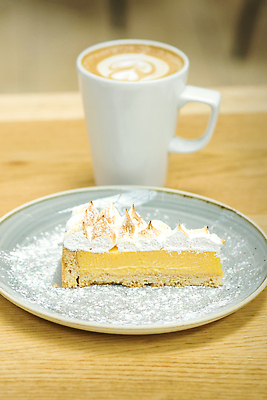 포토 JPG 해외이미지 접시 커피 음료 음식 조각 백그라운드 탁자 아침 디저트 사람없음 목재 컵 우주 케이크 식당 검은색 저녁식사 어둠 이탈리아 거품 카페 우유 금지 흰색 시골 신선 뜨거움 고급 달콤 맛 아침식사 크림 카푸치노 에스프레소 라떼 카페인 커스터드 타르트 페스츄리 카피스페이스 맛있는 해외202309 해외포토 주간 나무 식기 유럽 빵 컬러 가구 컨셉 재료 유제품 상점 식사 공백 파이_빵 파일형식