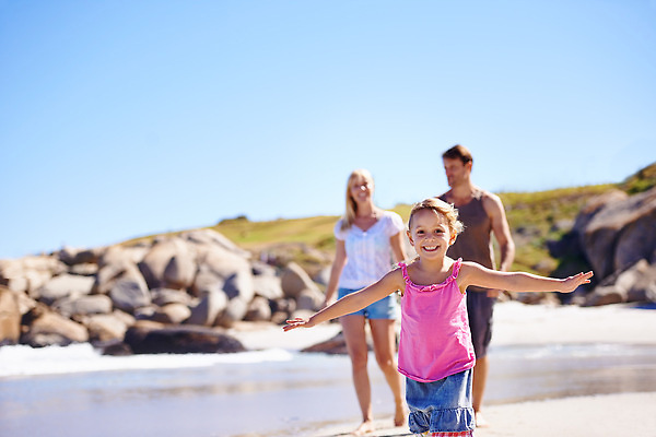 포토 JPG 해외이미지 전신 여자 남자 수영복 행복 어린이 가족 하늘 팔벌리기 성인 해변 야외 앞모습 세명 모래사장 달리기 즐거움 해외202309 해외포토 옷 감정 바다 뷰포인트 관계 모션 사람 파일형식