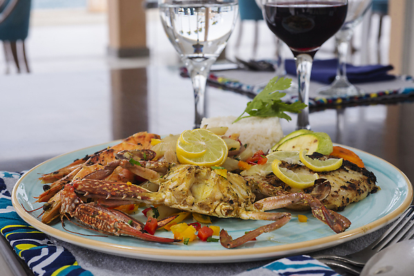 포토 JPG 해외이미지 접시 음식 채소 와인잔 고추 탁자 새우 육류 스테이크 요리 사람없음 식당 식사 저녁식사 게 껍질 흰색 신선 뜨거움 고급 그릴 레드와인 레몬 받침대 해산물 연어 후추 단백질 등딱지 맛있는 해외202309 해외포토 식기 컬러 가구 컨셉 술잔 과일 식재료 주방용품 서양음식 갑각류 어류 상점 와인 향신료 영양소 파일형식