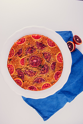 포토 JPG 해외이미지 접시 음식 조각 백그라운드 오렌지 과일 탁자 디저트 귤 주택 요리 사람없음 장식 뷰티 갈색 노란색 케이크 초콜릿 어둠 빵집 흰색 신선 달콤 맛 설탕 굽기 페스츄리 핸드메이드 맛있는 해외202309 해외포토 식기 빵 컬러 가구 컨셉 건물 상점 구이 파일형식