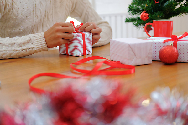 포토 JPG 해외이미지 나무 손 남자 행복 리본 종이 커피 크리스마스 겨울 탁자 휴가 선물 한명 목재 장식 컵 빨간색 상자 축제 축하 인사 스웨터 활 준비 크리스마스이브 포장소품 해외202309 해외포토 식물 1 식기 계절 기념일 감정 음료 컬러 가구 컨셉 상의 재료 포장 사람 신체부위 예절 오브젝트 포장재료 파일형식