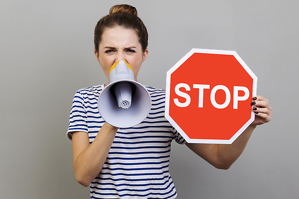 포토 JPG 해외이미지 여자 경고 한명 들기 상반신 성인 앞모습 확성기 회색 표지판 정지 거절 성인여자한명만 해외202309 해외포토 1 뷰포인트 컬러 컨셉 모션 알림판 사람 여자한명만 성인여자만 파일형식