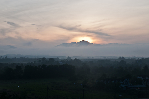 포토 JPG 해외이미지 아침 산 사람없음 태양 새벽 안개 숲 뿌연 해외202309 해외포토 주간 자연요소 날씨 파일형식