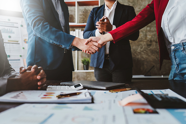 포토 JPG 해외이미지 직업 손 여자 남자 행복 컨셉 회사 비즈니스 통신 성공 협력 악수 함께함 관리 한명 사람 성인 금융 사무실 힘 거래 인사 업무 비즈니스맨 비즈니스우먼 그룹 메시지 고객 계약 흔들림 리더 변호사 떨림 경영 동의 지원 해외202309 해외포토 1 감정 모션 손짓 신체부위 경제 예절 작업 직장인 파일형식