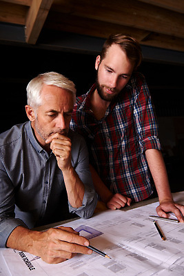 포토 JPG 해외이미지 백인 직업 디자인 남자 산업 2 비즈니스 건축양식 사업가 설계 노동자 직장 실내 사람 성인 두명 건물 업무 작업 엔지니어 계획 건축가 디자이너 측정 창업 공학 고용 문제해결 제도 프로젝트 카피스페이스 견습생 견습기간 중소기업 해외202309 해외포토 서양인 건축물 교육 건축 컨셉 회사 내부 공백 구직 기술자 자영업 채용 파일형식