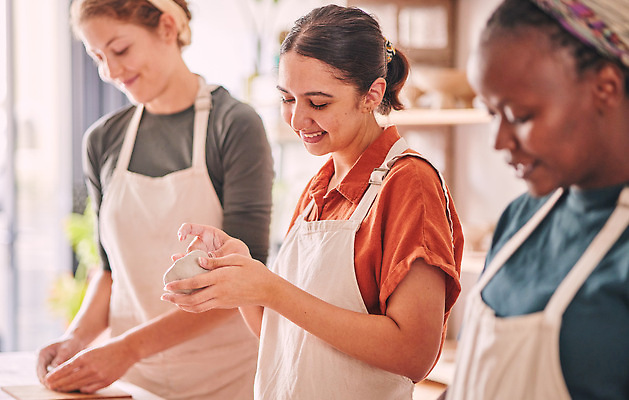 포토 JPG 해외이미지 여자 행복 들기 상반신 성인 옆모습 세명 앞치마 도자기 작업실 만들기 점토 도예가 성인여자만 해외202309 해외포토 직업 감정 뷰포인트 모션 사람 여자만 성인만 파일형식