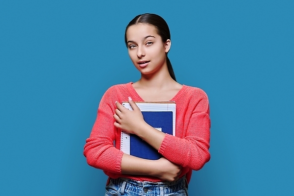 포토 JPG 해외이미지 1 학생 응시 여학생 여자 교육 행복 백그라운드 생각 학교 청소년 성공 실내 고등학교 한명 사람 성인 10대 책 빨간색 파란색 스터디 뷰티 기쁨 흰색 스마트 교과서 리더 긍정 고립 사춘기 지능 해외202309 해외포토 시선 감정 컬러 컨셉 교재 내부 학습 파일형식