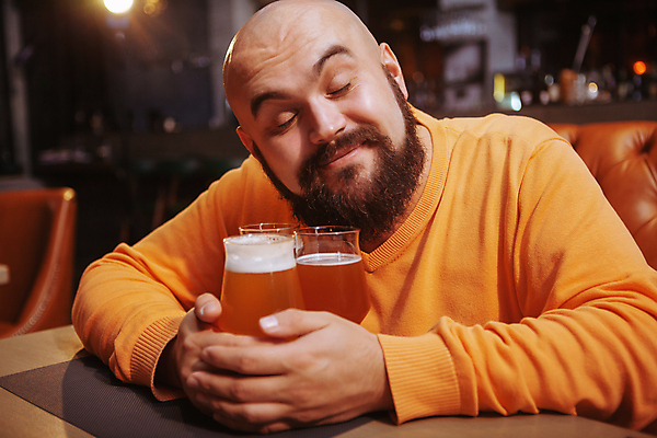 포토 JPG 해외이미지 남자 행복 탁자 맥주 한명 상반신 성인 앞모습 소파 눈감음 술집 맥주잔 욕심 감싸기 성인남자한명만 해외202309 해외포토 1 감정 뷰포인트 가구 술잔 의자 모션 주류 사람 남자한명만 성인남자만 파일형식