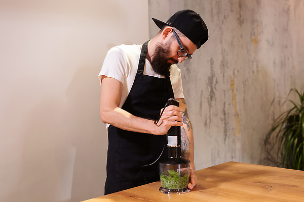 포토 JPG 해외이미지 남자 파슬리 한명 상반신 성인 앞모습 주방 믹서 요리교실 성인남자한명만 해외202309 해외포토 1 뷰포인트 채소 수업 요리 사람 남자한명만 성인남자만 파일형식