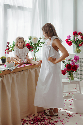 포토 JPG 해외이미지 전신 그릇 원피스 여자 꽃 어린이 허리손 의자 성인 두명 옆모습 금발 흰색 커튼 샌들 머핀 여자만 소녀만 해외202309 해외포토 식물 헤어스타일 식기 옷 빵 뷰포인트 컬러 포즈 가구 신발 사람 어린이만 파일형식