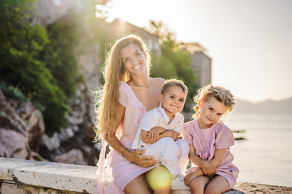 포토 JPG 해외이미지 응시 여자 남자 행복 어린이 여행 난간 안기 모녀 앉기 소년 성인 야외 세명 햇빛 산책 몬테네그로 스베티스테판 해외202309 해외포토 시선 딸 감정 가족 모션 엄마 휴식 사람 태양 파일형식