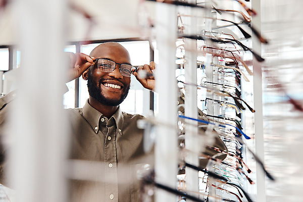 포토 JPG 해외이미지 남자 안경 실내 한명 들기 상반신 성인 앞모습 상점 선택 소프트포커스 진열장 안경점 성인남자한명만 안경낌 해외202309 해외포토 1 잡화 뷰포인트 컨셉 모션 촬영기법 사람 내부 남자한명만 성인남자만 파일형식