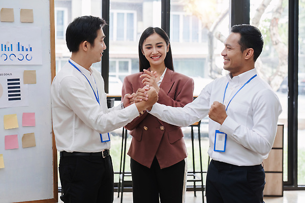 포토 JPG 해외이미지 직업 여자 남자 행복 회사 비즈니스 사업가 통신 성공 회의 협력 악수 직장 함께함 사람 세명 사무실 거래 인사 업무 작업 비즈니스맨 비즈니스우먼 그룹 대표 종업원 동료 계약 경영자 환영 경영 지원 콜라보레이션 해외202309 해외포토 감정 컨셉 관계 손짓 예절 직장인 리더 파일형식