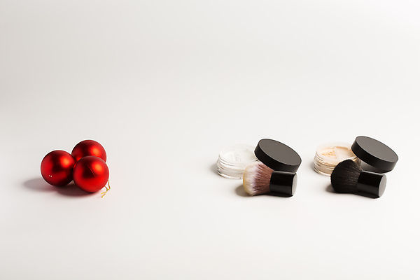 포토 JPG 해외이미지 백그라운드 사람없음 뷰티 화장품 뚜껑 흰색 화려 가루 메이크업브러쉬 오너먼트 해외202309 해외포토 컬러 컨셉 크리스마스장식 붓 파일형식