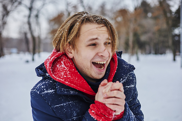 포토 JPG 해외이미지 백인 라이프스타일 커플 여자 남자 행복 겨울 가족 관계 자연 휴가 함께함 사랑 미소 사람 성인 야외 두명 뷰티 기쁨 추위 흰색 숲 해외202309 해외포토 서양인 계절 감정 컬러 컨셉 표정 생활 생태계 파일형식