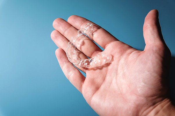 포토 JPG 해외이미지 손 신체부위 청결 투명 파란배경 교정기 위생관리 치아교정 해외202309 해외포토 백그라운드 관리 사람 파란색 위생 교정 파일형식