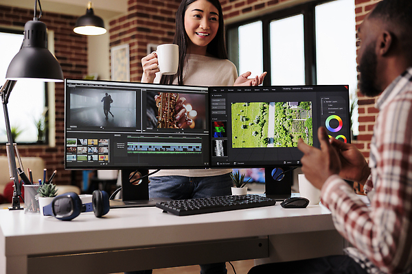 포토 JPG 해외이미지 여자 남자 벽돌 실내 대화 들기 상반신 성인 두명 그래픽 모니터 헤드셋 머그컵 스탠드 키보드 마우스 그래픽디자이너 성인만 영상편집 해외202309 해외포토 음향기기 모션 조명 말하기 사람 내부 컵 컴퓨터 컴퓨터용품 헤드폰 디자이너 파일형식