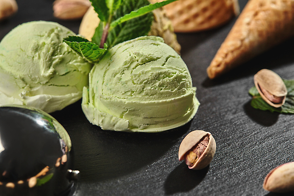 포토 JPG 해외이미지 검은배경 아이스크림 사람없음 달콤 허브 아이스크림콘 와플 스쿱 피스타치오 해외202309 해외포토 식물 백그라운드 디저트 검은색 견과류 맛 콘 파일형식