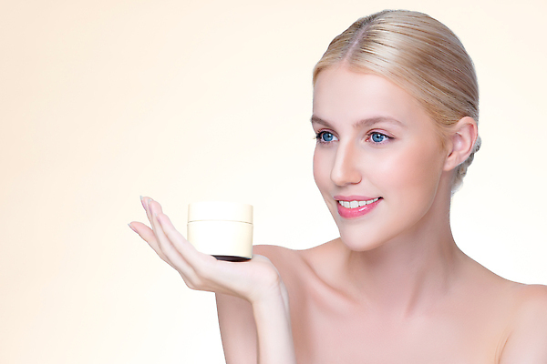 포토 JPG 해외이미지 응시 여자 한명 들기 상반신 성인 옆모습 뷰티 공병 수분크림 성인여자한명만 해외202309 해외포토 1 시선 뷰포인트 모션 사람 화장품 병_담는 여자한명만 성인여자만 파일형식