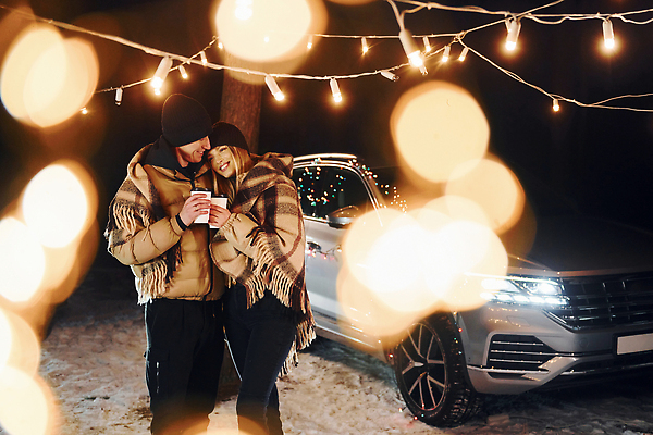 포토 JPG 해외이미지 커플 여자 남자 행복 커피 여행 겨울 전구 자동차 상반신 성인 야외 두명 옆모습 마주보기 야간 숄 성인만 차박 해외포토 자연요소 계절 감정 음료 육상교통 뷰포인트 관계 모션 사람 캠핑 파일형식