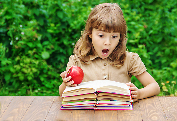포토 JPG 해외이미지 1 학생 여자 교육 행복 얼굴 어린이 백그라운드 교실 학교 수업 주택 피곤 사랑 한명 사람 책 스마트폰 스터디 뷰티 연필 머리 게임 흰색 아기 수학 사과 9월 스마트 최초 초보 많음 해외202309 해외포토 감정 컬러 컨셉 과일 교과목 놀이 학용품 건물 신체부위 핸드폰 스마트기기 학습 필기구 날짜 파일형식