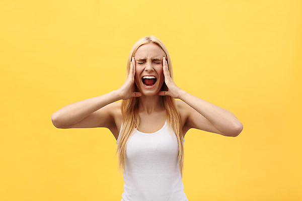 포토 JPG 해외이미지 백인 모델 1 응시 여자 감정 얼굴 백그라운드 컨셉 스트레스 실내 한명 사람 성인 뷰티 머리 카메라 외침 분노 흰색 표현 입 좌절 나쁜 고립 비명 카피스페이스 해외202309 해외포토 서양인 시선 컬러 내부 신체부위 전자제품 소리 공백 파일형식