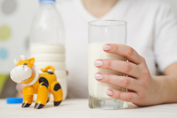 포토 JPG 해외이미지 백인 라이프스타일 손 여자 행복 음료 음식 다이어트 유리 주방용품 아침 주택 실내 건강 요리 미소 사람 사람없음 뷰티 주방 우유 에너지 흰색 기구 신선 잡기 액체 맛 아침식사 상품 먹기 유기농 주부 비타민 내추럴 점심식사 칼슘 맛있는 해외202309 해외포토 주간 서양인 웰빙 감정 컬러 생활용품 컨셉 모션 재질 유제품 표정 내부 건물 생활 신체부위 식사 영양소 파일형식