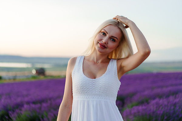 포토 JPG 해외이미지 응시 여자 꽃밭 한명 상반신 성인 야외 금발 일몰 라벤더 프로방스 성인여자한명만 해외202309 해외포토 1 헤어스타일 시선 꽃 사람 노을 허브 여자한명만 성인여자만 파일형식