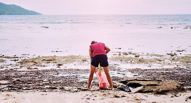 포토 JPG 해외이미지 여자 행복 바다 비닐봉투 함께함 한명 성인 모래사장 자연보호 그린캠페인 쓰레기 청소 성인여자한명만 줍기 해외202309 해외포토 1 감정 캠페인 컨셉 모션 자연 봉투 사람 보호 여자한명만 성인여자만 파일형식