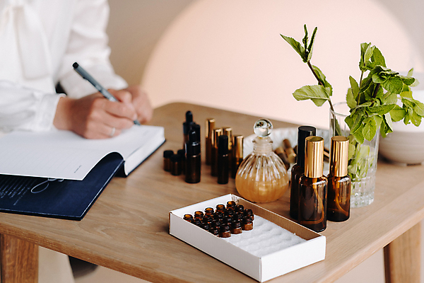 포토 JPG 해외이미지 여자 한명 상반신 성인 펜 화장품 기록 오일 아로마테라피 테라피 치료사 성인여자한명만 해외202309 해외포토 직업 1 음식 사람 필기구 뷰티 여자한명만 성인여자만 파일형식