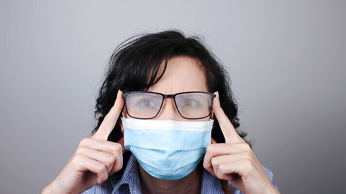 포토 JPG 해외이미지 백인 직업 응시 여자 안경 얼굴 건강 병원 가면 한명 안전 사람 성인 약 머리 건강관리 고통 환자 흰색 표현 바이러스 보호 질병 소프트포커스 고민 두통 감염 문제 고립 돌봄 전염병 코로나바이러스 해외202309 해외포토 서양인 1 시선 잡화 감정 컬러 컨셉 의학 모션 촬영기법 관리 신체부위 파일형식