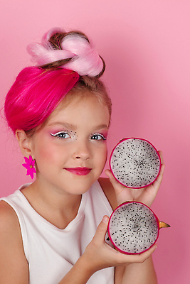 포토 JPG 해외이미지 헤어스타일 여자 얼굴 음식 분홍색 백그라운드 과일 디저트 실내 건강 한명 사람 10대 빨간색 용 신선 닫기 달콤 맛 피부 유기농 복고 만들기 슛 내추럴 고립 숙성 이국적 채식주의자 픽업 목업 비건 맛있는 해외202309 해외포토 1 웰빙 컬러 컨셉 모션 청소년 내부 신체부위 채식 파일형식