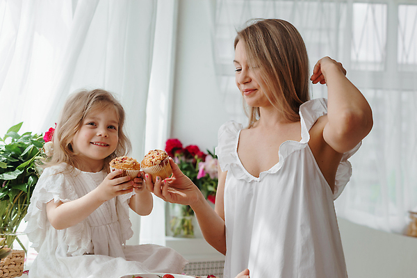 포토 JPG 해외이미지 원피스 여자 꽃 어린이 들기 상반신 성인 두명 옆모습 금발 흰색 커튼 머핀 여자만 소녀만 해외202309 해외포토 식물 헤어스타일 옷 빵 뷰포인트 컬러 모션 사람 어린이만 파일형식