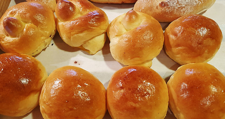 포토 JPG 해외이미지 음식 빵 백그라운드 패턴 공 휴가 요리 사람없음 목재 빛 갈색 주방 식사 저녁식사 카페 빵집 흰색 원형 황금 닫기 달콤 맛 아침식사 작음 두루마리 밀 굽기 만들기 밀가루 부드러움 통조림 점심식사 곰팡이 미니 이스트 해외202309 해외포토 도형 나무 컬러 컨셉 무늬 재료 모션 곡류 상점 감각 크기 가루 구이 파일형식