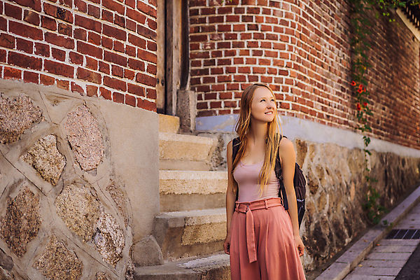포토 JPG 해외이미지 서양인 여자 길 여행 한국 한명 성인 야외 계단 한옥마을 북촌 성인여자한명만 해외202309 해외포토 외국인 1 아시아 한옥 서울 사람 마을 여자한명만 성인여자만 파일형식