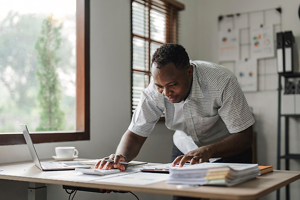 포토 JPG 해외이미지 직업 여자 남자 행복 종이 흑인 돈 비즈니스 주택 실내 한명 사람 앉기 성인 금융 노트북 컴퓨터 사무실 검은색 업무 작업 계산 책상 문서 투자 문제 영수증 온라인 회계 계산서 빚 계좌 세금 예산 회계사 비용 해외202309 해외포토 서양인 1 감정 컬러 가구 모션 내부 건물 경제 전자제품 재산 파일형식