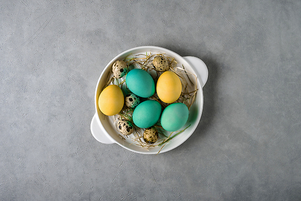 포토 JPG 해외이미지 전통 식기 접시 디자인 계절 음식 컬러 백그라운드 컨셉 탁자 표면 사람없음 장식 컬러풀 축제 치킨 어둠 고요 봄 시골 축하 인사 점 그룹 4월 심볼 질감 부활절계란 심플 단백질 메추리 취급주의 파스텔톤 해외202309 해외포토 가구 부활절 경고 계란 예절 날짜 닭고기요리 영양소 파일형식