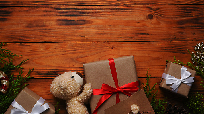 포토 JPG 해외이미지 크리스마스 사람없음 선물상자 하이앵글 갈색 곰인형 오브젝트 솔잎 카피스페이스 나무배경 해외202309 해외포토 기념일 인형 뷰포인트 컬러 백그라운드 잎 선물 상자 공백 파일형식