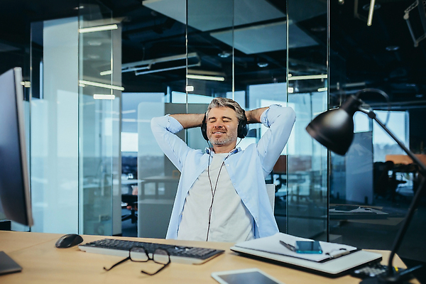 포토 JPG 해외이미지 직업 남자 행복 음악 이어폰 비즈니스 놀이 휴식 직장 한명 사람 앉기 노트북 컴퓨터 사무실 헤드폰 듣기 회색 흐름 관찰 업무 작업 비즈니스맨 은퇴 종업원 사이버 집중 책상 온라인 동영상 주인 단절 프로그래머 프리랜서 해외202309 해외포토 1 감정 컬러 음향기기 가구 컨셉 회사 모션 문화예술 전자제품 직장인 파일형식