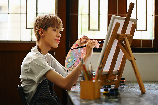 포토 JPG 해외이미지 남자 미술 한명 동양인 상반신 성인 옆모습 붓 그리기 팔레트 이젤 그림 캔버스 붓통 성인남자한명만 해외202309 해외포토 1 뷰포인트 모션 문화예술 사람 인종 미술도구 남자한명만 성인남자만 파일형식