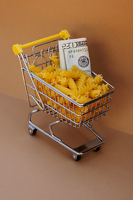 JPG 해외이미지 음식 돈 사람없음 달러 쇼핑카 상승 파스타면 폭등 베이지색배경 비용 해외202310 해외포토 포토 백그라운드 컨셉 파스타 경제 쇼핑 카트 면류 재산 베이지색 파일형식